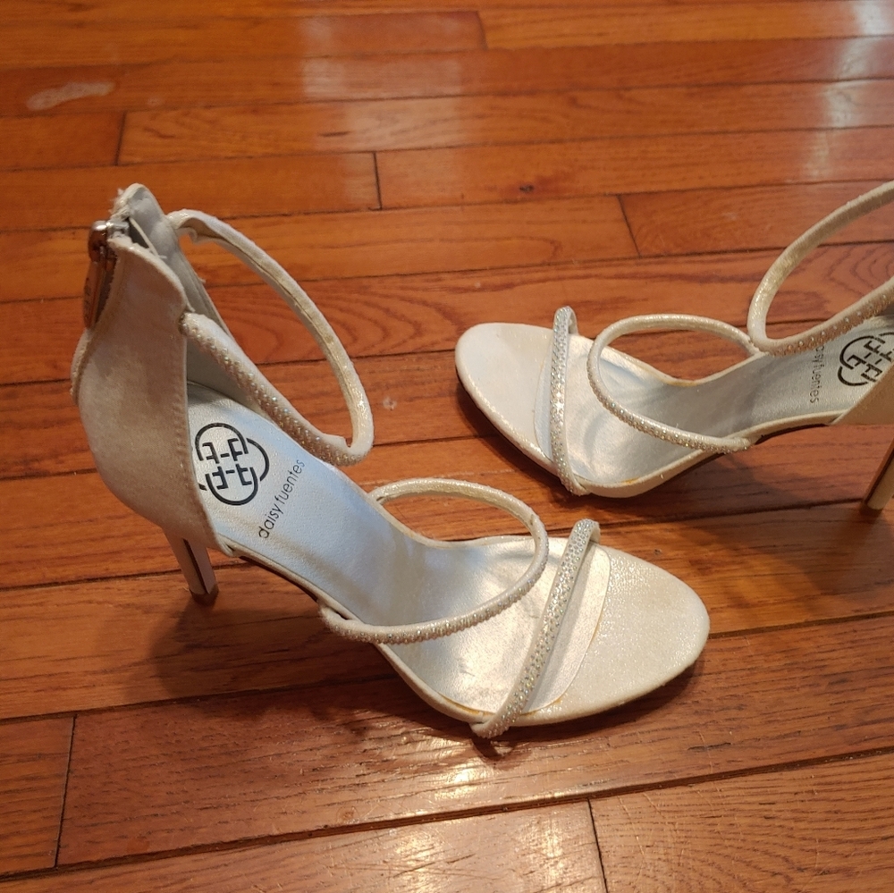 Daisy Fuentes strappy heels